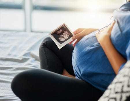 Pregnant woman looking at her scan